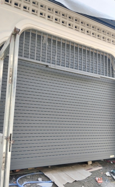 Công trình cửa cuốn công nghệ Đức màu xám Xingfa tại Nguyễn Văn Cừ, Cần Thơ